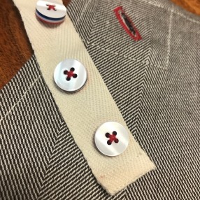 détail boutons + BOUTONNIÈRE ROUGE  fabriqué et tissé en France pur coton