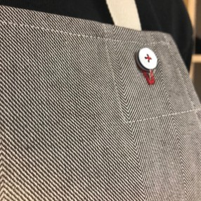 détail boutonnière ROUGE ET BOUTON  fabriqué et tissé en France pur coton