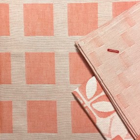 nappe raviole mandarine, ici avec serviette ciment et serviette Mille feuille mandarine - fabriqué et tissé en France pur coton