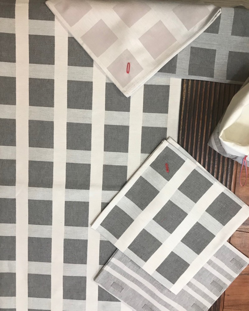 raviole gris et beige TISSE ET FABRIQUE EN FRANCE ici avec serviette feuilletée gris et beige et serviette raviole beige raviole gris et beige TISSE ET FABRIQUE EN FRANCE ici avec serviette feuilletée gris et beige et serviette raviole beige