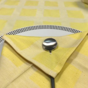 citron TISSE ET FABRIQUE EN FRANCE et ici avec serviette pliée enveloppe carreaux ciment citron