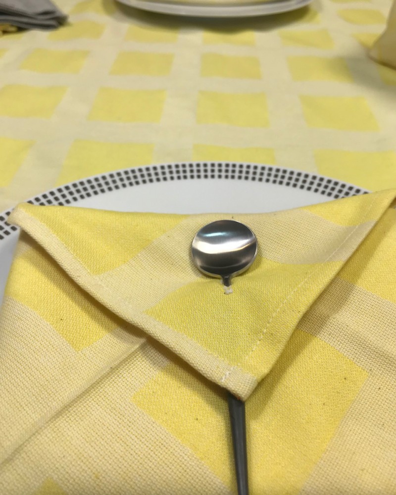 citron TISSE ET FABRIQUE EN FRANCE et ici avec serviette pliée enveloppe carreaux ciment citron citron TISSE ET FABRIQUE EN FRANCE et ici avec serviette pliée enveloppe carreaux ciment citron