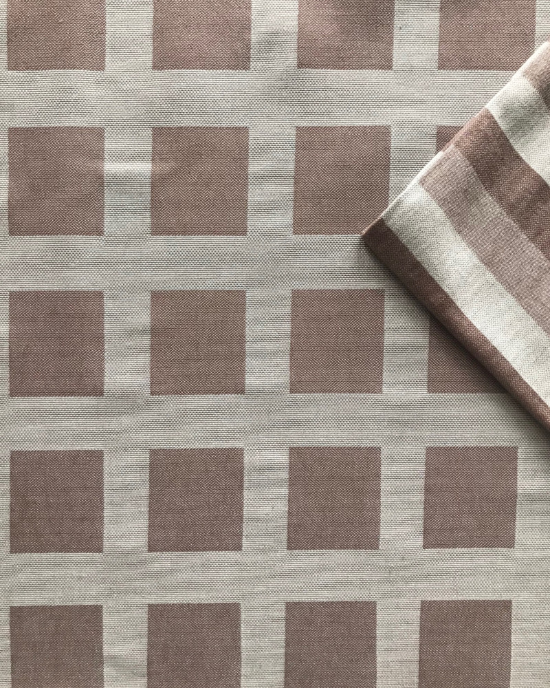 nappe Raviole Châtaigne + ici avec serviette Blanquette Châtaigne - fabriqué et tissé en France pur coton nappe Raviole Châtaigne + ici avec serviette Blanquette Châtaigne - fabriqué et tissé en France pur coton