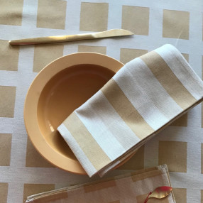 serviette Blanquette doré, ici avec nappe Raviole doré  fabriqué et tissé en France pur coton