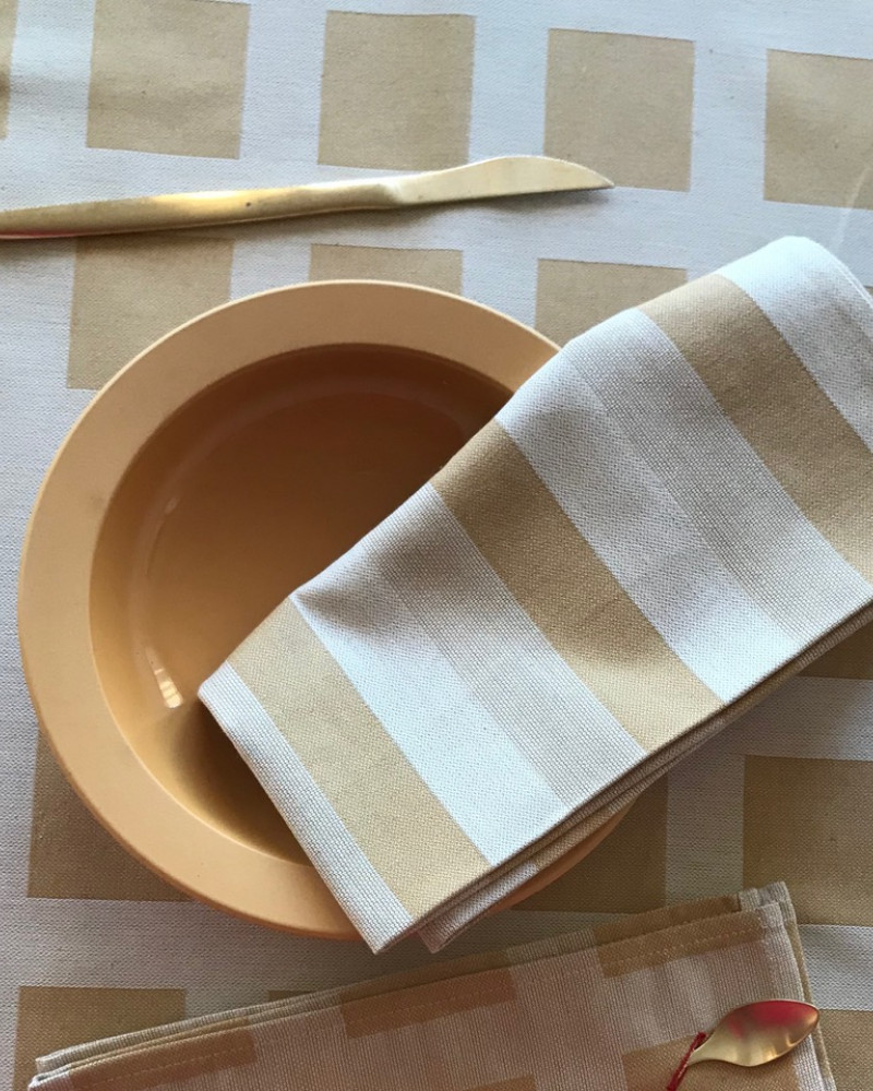 serviette Blanquette doré, ici avec nappe Raviole doré fabriqué et tissé en France pur coton serviette Blanquette doré, ici avec nappe Raviole doré fabriqué et tissé en France pur coton