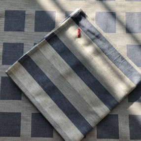 serviette Blanquette bleu jean, ici avec nappe Raviole bleu jean  fabriqué et tissé en France pur coton