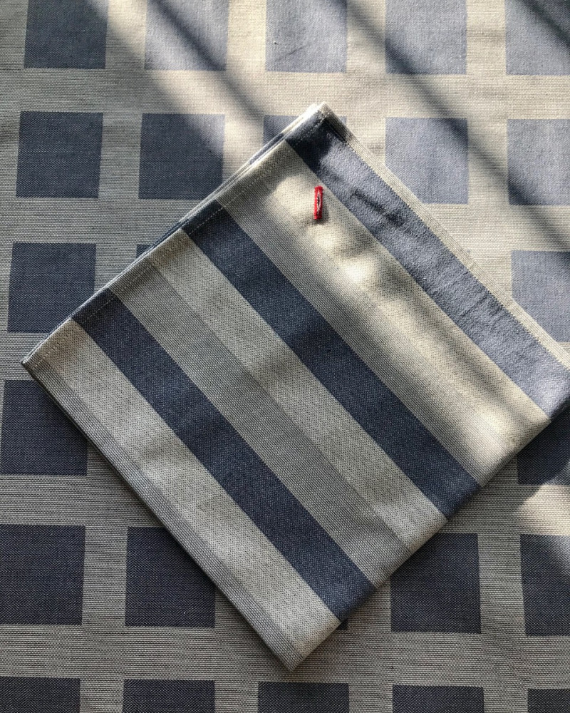 serviette Blanquette bleu jean, ici avec nappe Raviole bleu jean  fabriqué et tissé en France pur coton