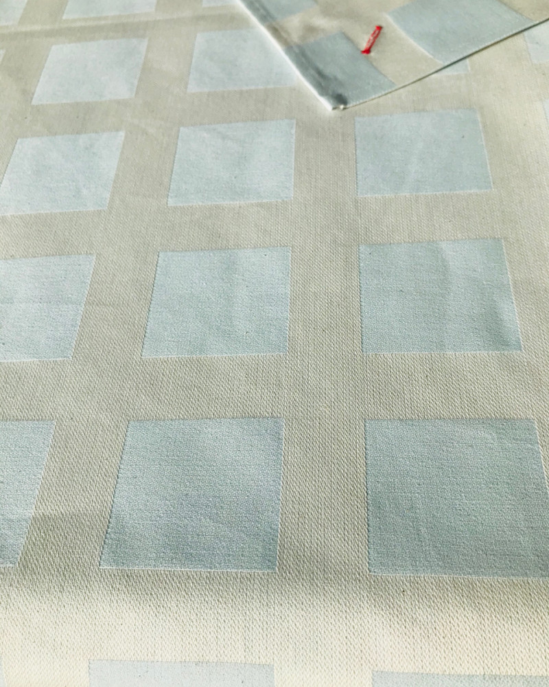 nappe raviole bleu ciel - en haut serviette assortie - fabriqué et tissé en France pur coton