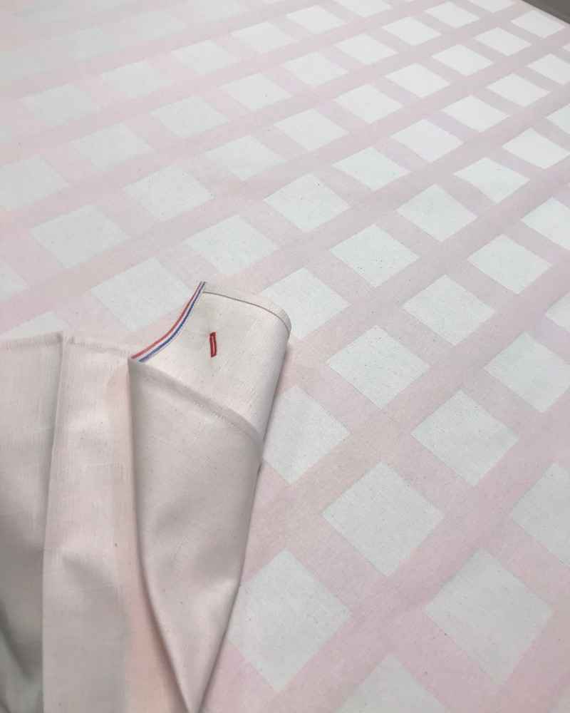 motif raviole ROSE POUDRE fabriqué et tissé en France pur coton ici avec serviette mille-feuilles rose motif raviole ROSE POUDRE fabriqué et tissé en France pur coton ici avec serviette mille-feuilles rose
