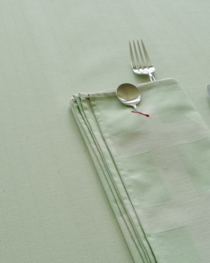 chevron poule au pot vert amande ici avec serviette raviole vert amande tissé et fabriqué en France chevron poule au pot vert amande ici avec serviette raviole vert amande tissé et fabriqué en France