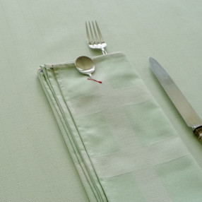 Serviette Raviole vert amande  TISSE ET FABRIQUE EN FRANCE ici sur nappe Poule au Pot Chevrons vert amande