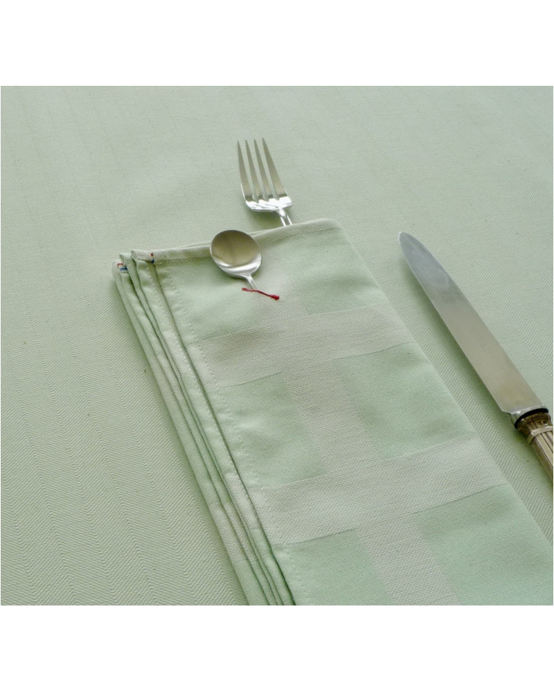 Serviette Raviole vert amande  TISSE ET FABRIQUE EN FRANCE ici sur nappe Poule au Pot Chevrons vert amande