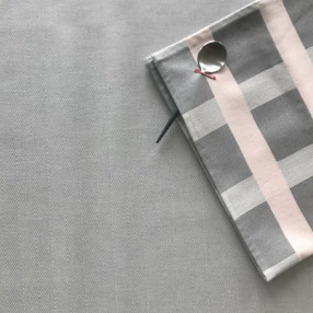 serviette Raviole gris perle et rose poudre  ici sur nappe poule au pot gris perle TISSE ET FABRIQUE EN FRANCE