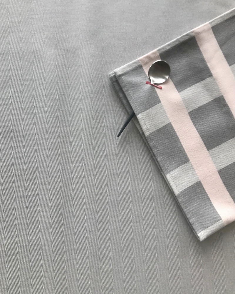 serviette Raviole gris perle et rose poudre  ici sur nappe poule au pot gris perle TISSE ET FABRIQUE EN FRANCE