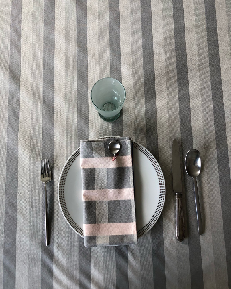 nappe blanquette gris perle ici avec serviette raviole gris perle & rose fabriqué et tissé en France pur coton nappe blanquette gris perle ici avec serviette raviole gris perle & rose fabriqué et tissé en France pur coton