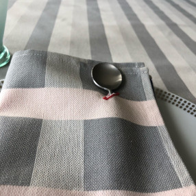 nappe blanquette gris perle ici avec serviette raviole gris perle & rose  fabriqué et tissé en France pur coton