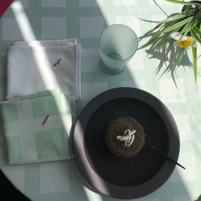 nappe raviole vert amande avec serviette assortie et serviette blanche -  fabriqué et tissé en France pur coton