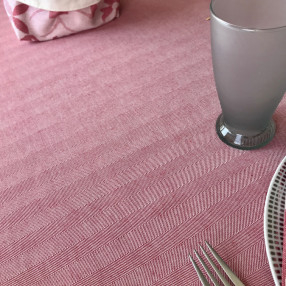 chemin de table Poule au pot fraise ici avec panière fraise au fond - tissé et fabriqué en France