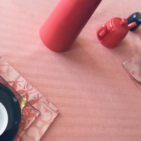 chemin de table Poule au pot mandarine ici avec serviette Ciment mandarine - tissé et fabriqué en France