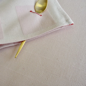 chemin de table Poule au pot rose poudre ici avec serviette Raviole rose poudre - tissé et fabriqué en France