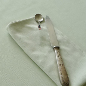 chemin de table Poule au pot vert amande ici avec serviette Mille-feuille vert amande - tissé et fabriqué en France
