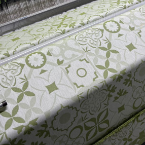 Jacquard Ciment Vert Olive (ici au moment du tissage) 100% coton - fabriqué en France