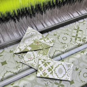 vert olive en cours de tissage ici sur notre métier jacquard avec serviettes assorties