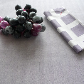 torchon motif chevron POULE AU POT aubergine -ici tissu présenté avec une serviette Raviole aubergine