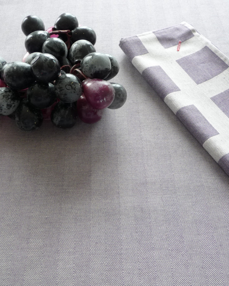 torchon motif chevron POULE AU POT aubergine -ici tissu présenté avec une serviette Raviole aubergine