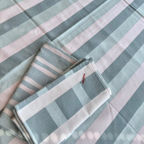 GRIS PERLE ET ROSE POUDRE ICI AVEC SERVIETTE RAVIOLE ET SERVIETTE FEUILLETE DANS LES MEMES COLORIS. TISSE ET FABRIQUE EN FRANCE