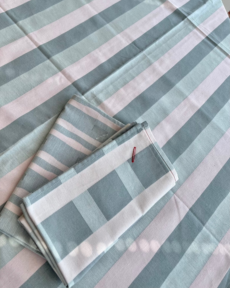 GRIS PERLE ET ROSE POUDRE ICI AVEC SERVIETTE RAVIOLE ET SERVIETTE FEUILLETE DANS LES MEMES COLORIS. TISSE ET FABRIQUE EN FRANCE