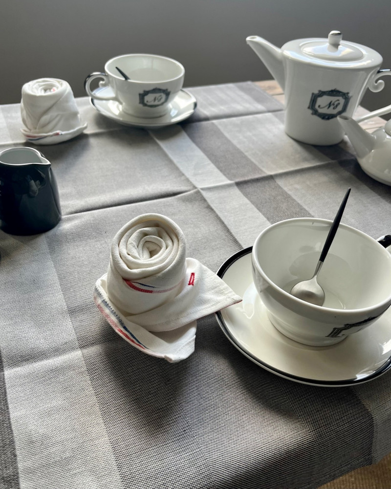 gris fabriqué et tissé en France pur coton - ici avec une serviette Raviole blanche gris fabriqué et tissé en France pur coton - ici avec une serviette Raviole blanche