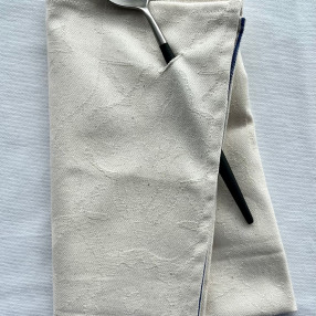 ici serviette CIMENT BRUT NATUREL sur nappe CIMENT BLANC  fabriqué et tissé en France pur coton