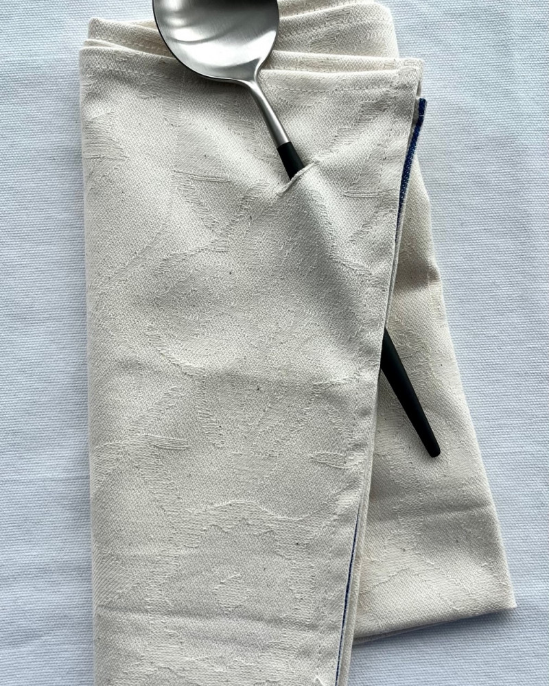 ici serviette CIMENT BRUT NATUREL sur nappe CIMENT BLANC fabriqué et tissé en France pur coton ici serviette CIMENT BRUT NATUREL sur nappe CIMENT BLANC fabriqué et tissé en France pur coton
