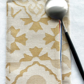 DORE  fabriqué et tissé en France pur coton ici sur nappe CIMENT BLANCHE