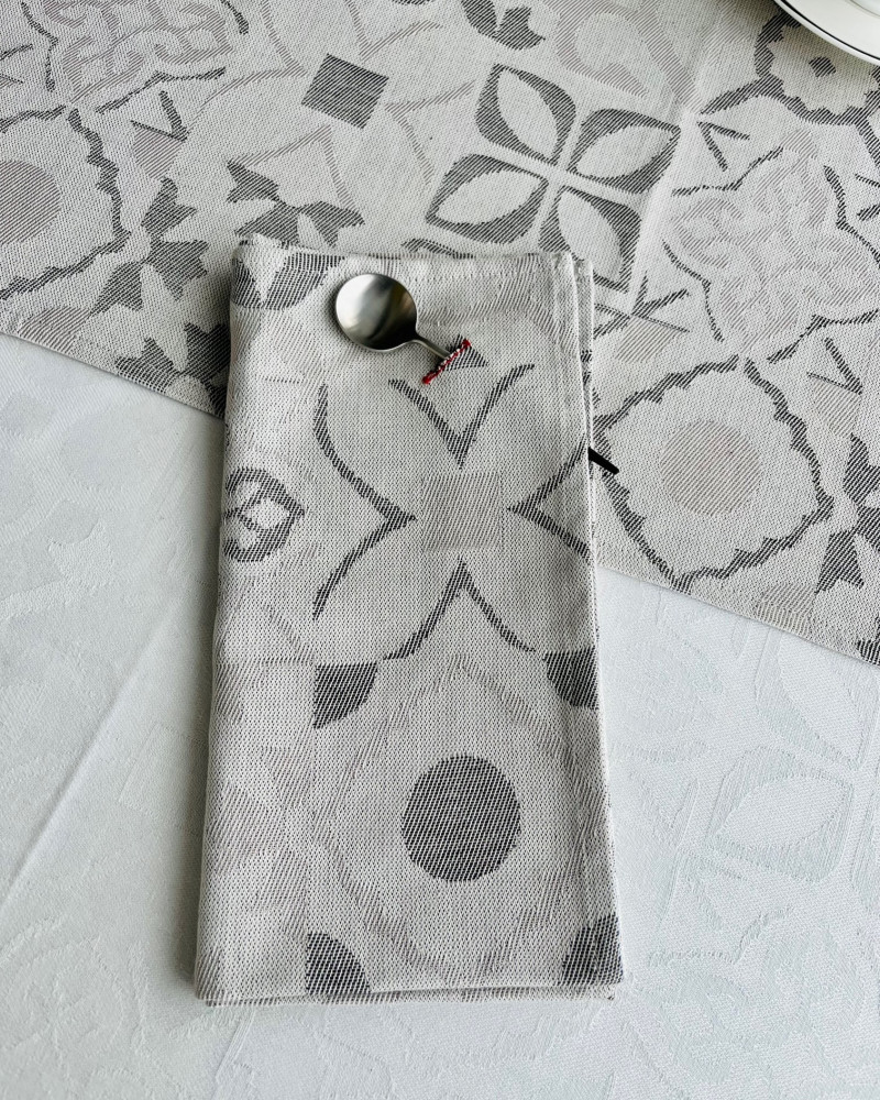 GRIS & BEIGE ici sur nappe CIMENT BLANCHE tissé et fabriqué en France GRIS & BEIGE ici sur nappe CIMENT BLANCHE tissé et fabriqué en France