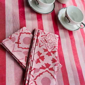 FRAISE  fabriqué et tissé en France pur coton ici sur nappe BLANQUETTE FRAISE