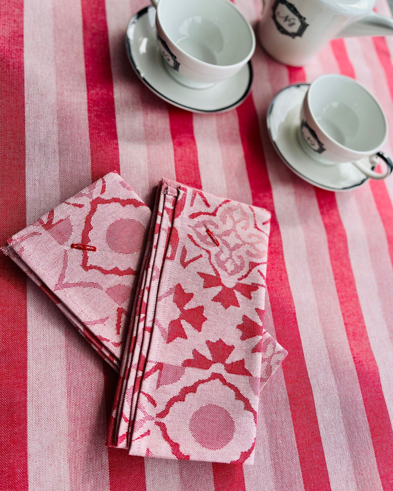 FRAISE  fabriqué et tissé en France pur coton ici sur nappe BLANQUETTE FRAISE