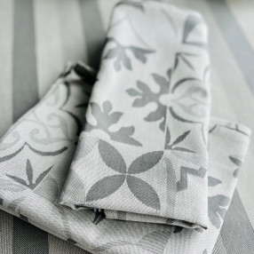 serviette GRIS PERLE ici sur nappe BLANQUETTE GRIS PERLE - tissé et fabriqué en France