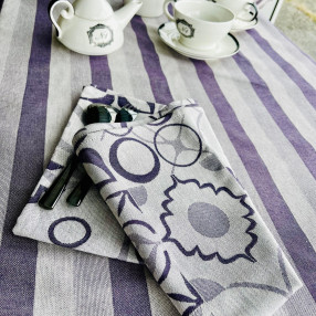 serviette ciment AUBERGINE ici sur nappe BLANQUETTE AUBERGINE 100 % coton tissé et fabriqué en France