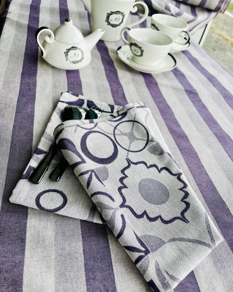 serviette ciment AUBERGINE ici sur nappe BLANQUETTE AUBERGINE 100 % coton tissé et fabriqué en France