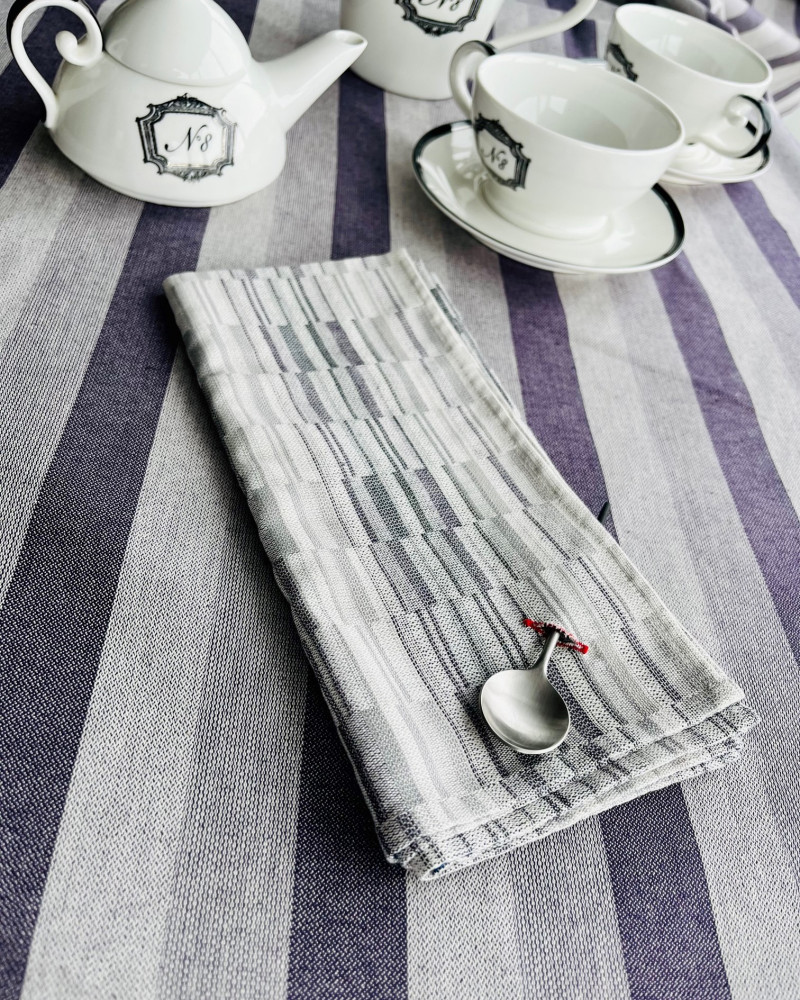 Blanquette aubergine - ici avec serviette brouillade gris - 100 % coton -made in France