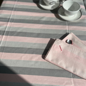 Blanquette gris perle et rose poudre - ici avec serviette blanquette rose poudre - tissé et fabriqué en France