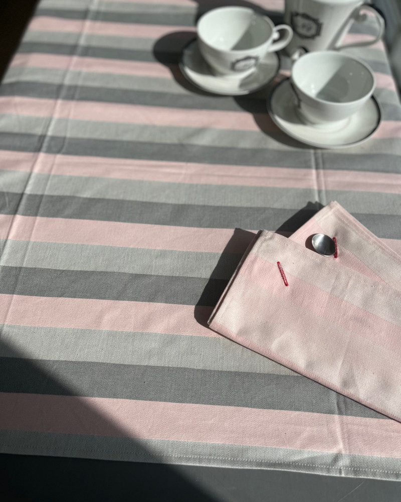 Blanquette gris perle et rose poudre - ici avec serviette blanquette rose poudre - tissé et fabriqué en France