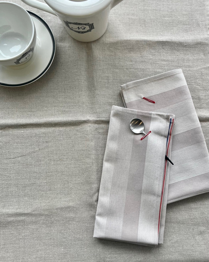 serviette Blanquette beige 100 % coton - made in France - ici sur nappe Lin naturel brut - made in France serviette Blanquette beige 100 % coton - made in France - ici sur nappe Lin naturel brut - made in France