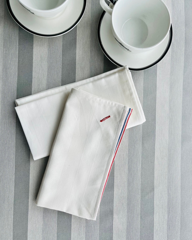 serviette Blanquette Blanc ici sur nappe Blanquette gris perle - made in France serviette Blanquette Blanc ici sur nappe Blanquette gris perle - made in France