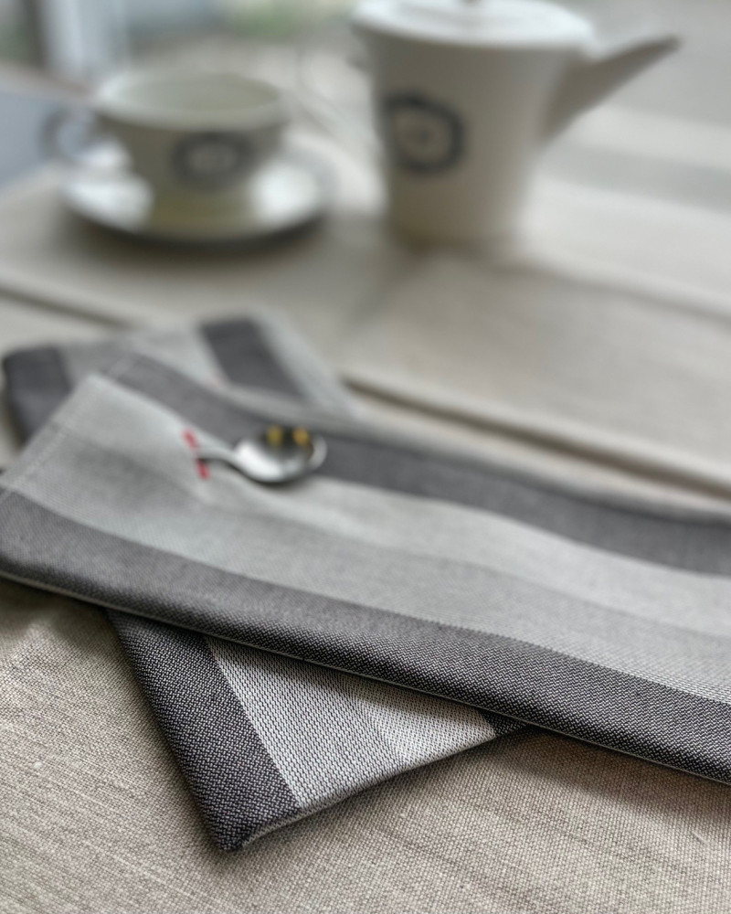serviette Blanquette gris 100 % coton - made in France - ici sur nappe Lin naturel brut - made in France serviette Blanquette gris 100 % coton - made in France - ici sur nappe Lin naturel brut - made in France