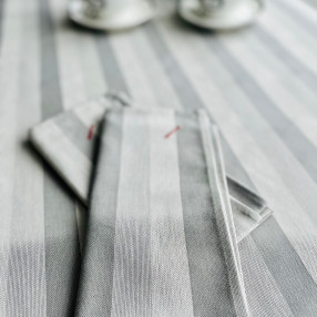serviette Blanquette gris perle 100 % coton - made in France - ici sur nappe Blanquette gris perle