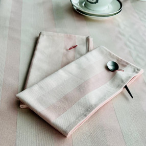 serviette Blanquette rose poudre - 100 % coton - made in France - ici sur nappe Blanquette rose poudre