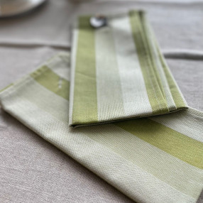 serviette Blanquette vert olive 100 % coton - made in France - ici sur nappe Lin naturel brut - made in France